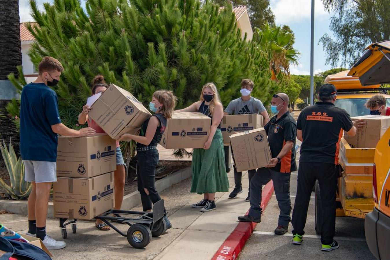 Las tiernas imágenes de los primeros días de los refugiados afganos en Rota