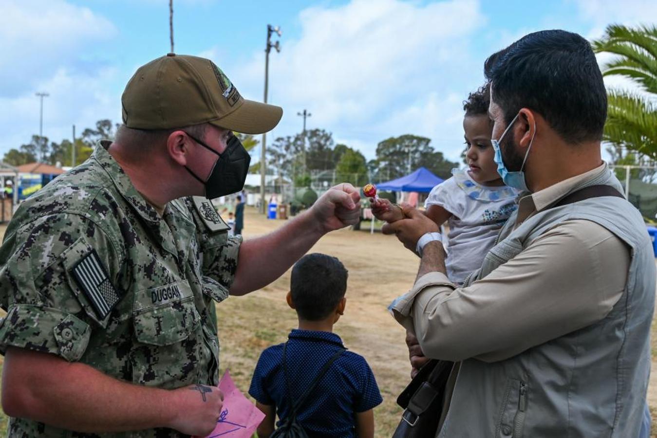 Las tiernas imágenes de los primeros días de los refugiados afganos en Rota