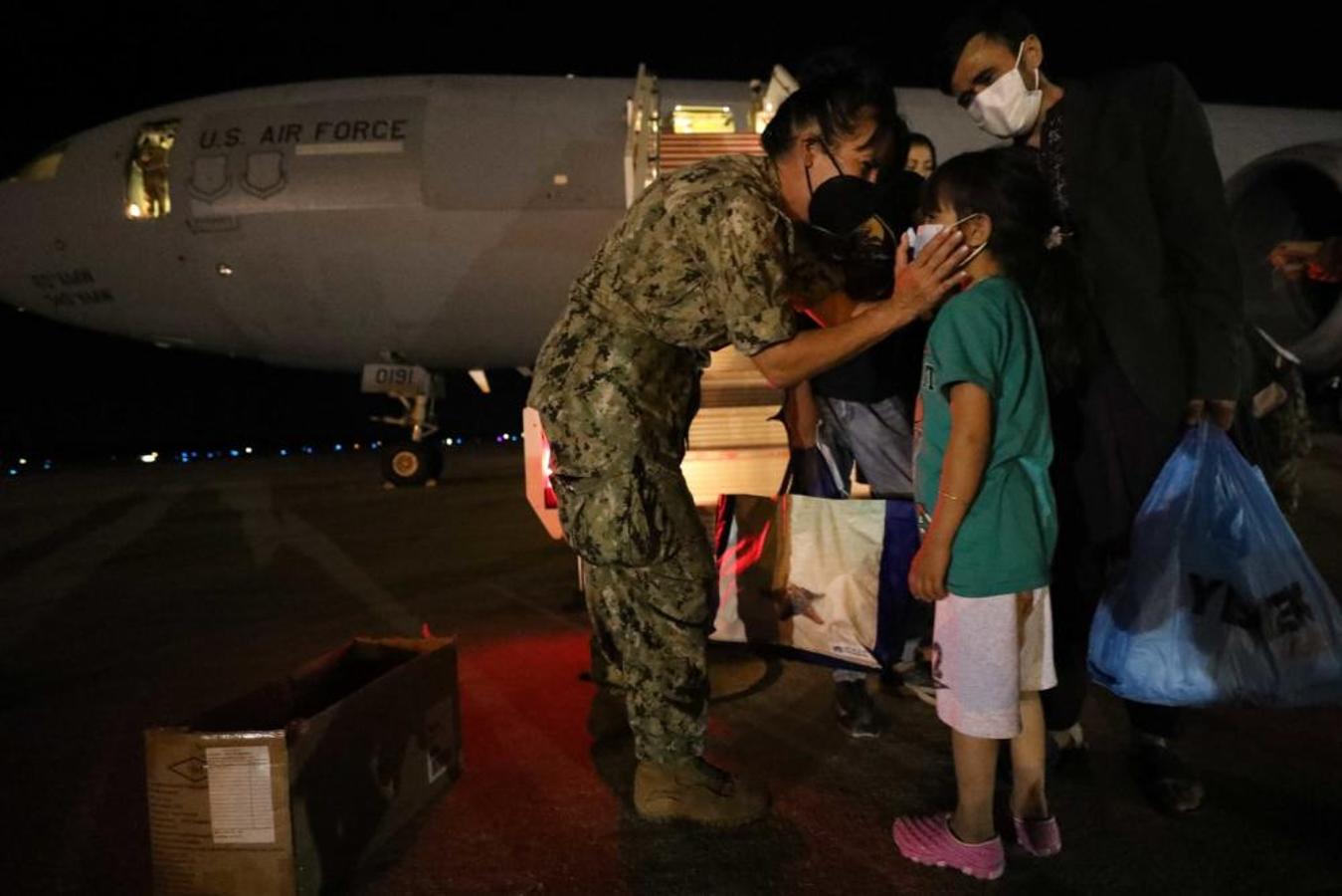 Las tiernas imágenes de los primeros días de los refugiados afganos en Rota