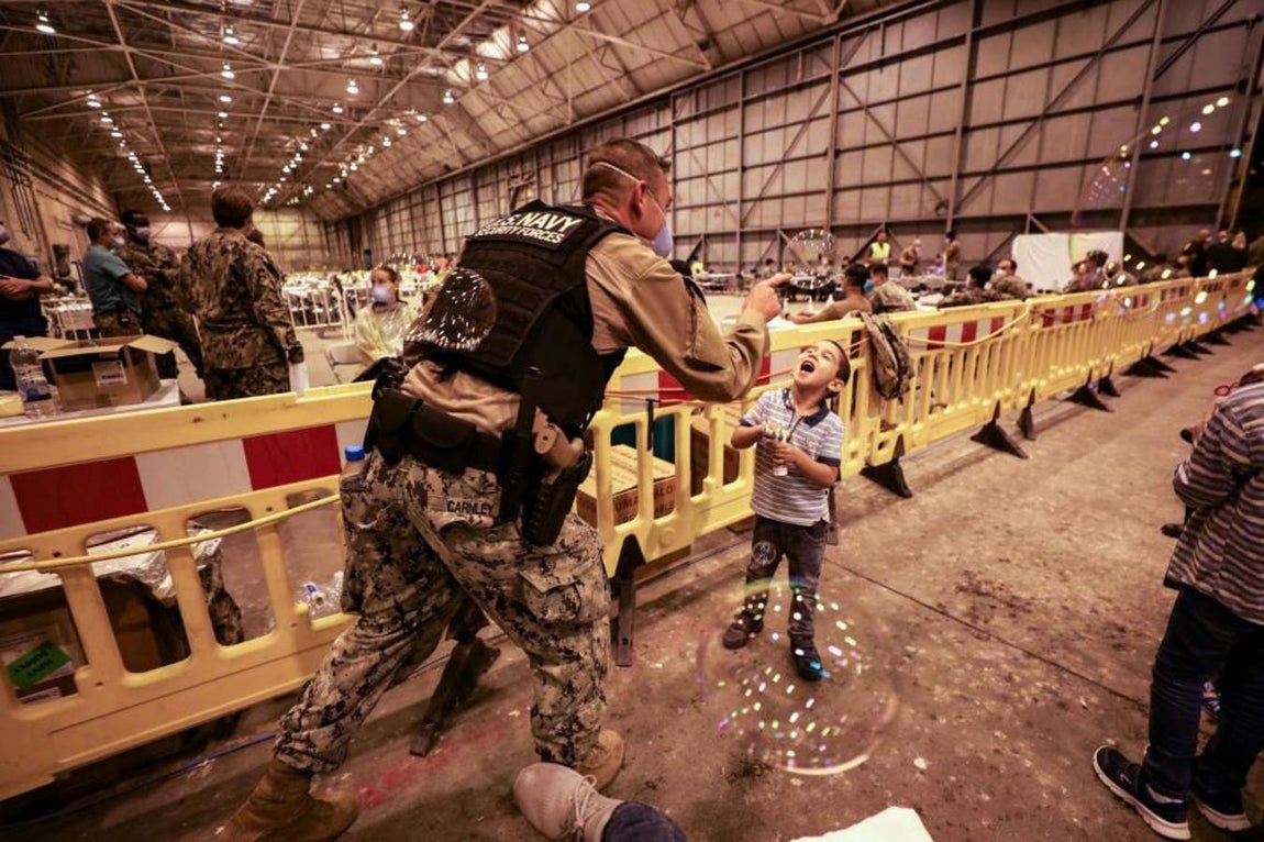 Las tiernas imágenes de los primeros días de los refugiados afganos en Rota