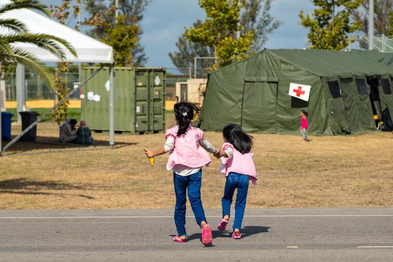 Las tiernas imágenes de los primeros días de los refugiados afganos en Rota