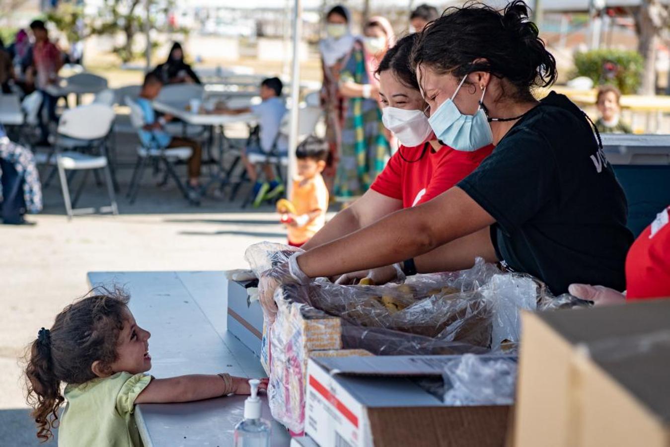 Las tiernas imágenes de los primeros días de los refugiados afganos en Rota