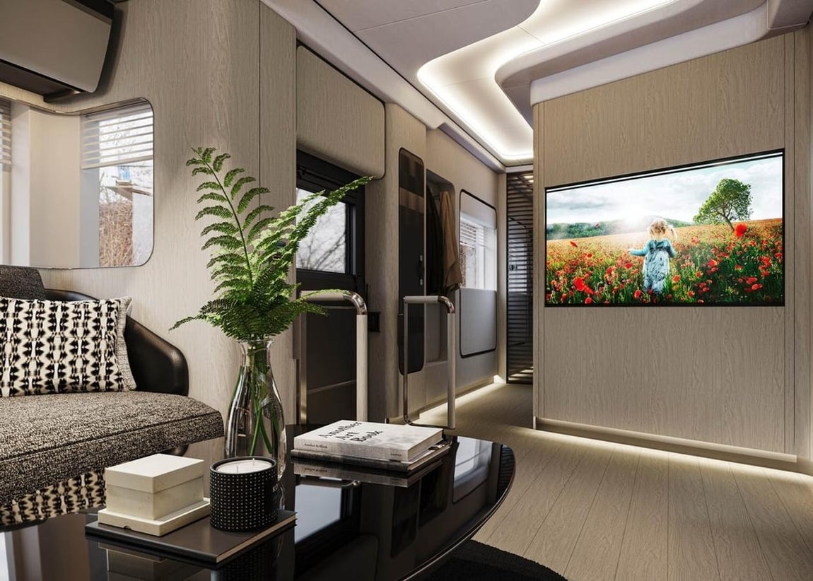 Dembell, la autocaravana inspirada en un yate. Hay tres tipos de acabados interiores disponibles. blanco roto, madera marrón claro y madera oscura. Para aprovechar al máximo el espacio desde Azimut han aplicado las mismas técnicas que suelen seguirse en los barcos, con multitud de armarios ocultos que no interfieran en el diseño.