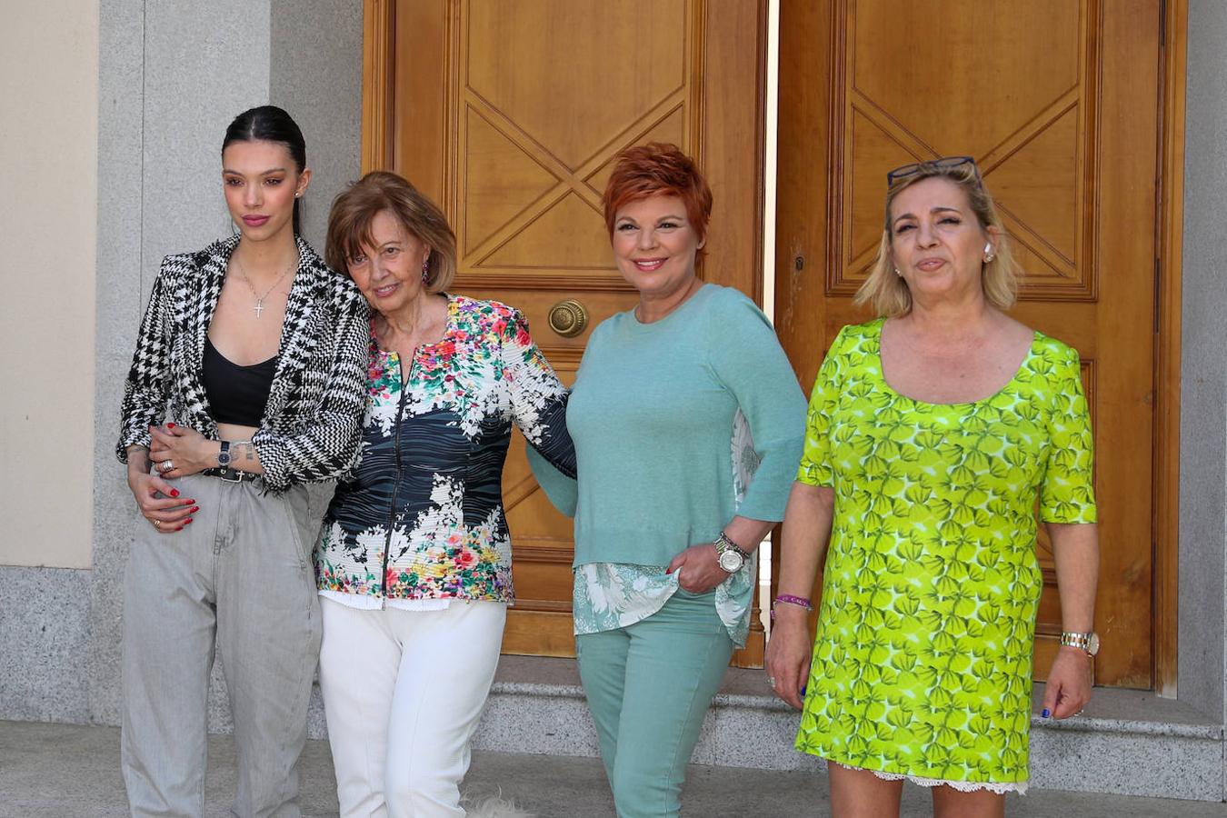 La periodista María Teresa Campos junto a sus hijas Terelu y Carmen Borrego y su nieta Alejandra Rubio durante su 79 cumpleaños