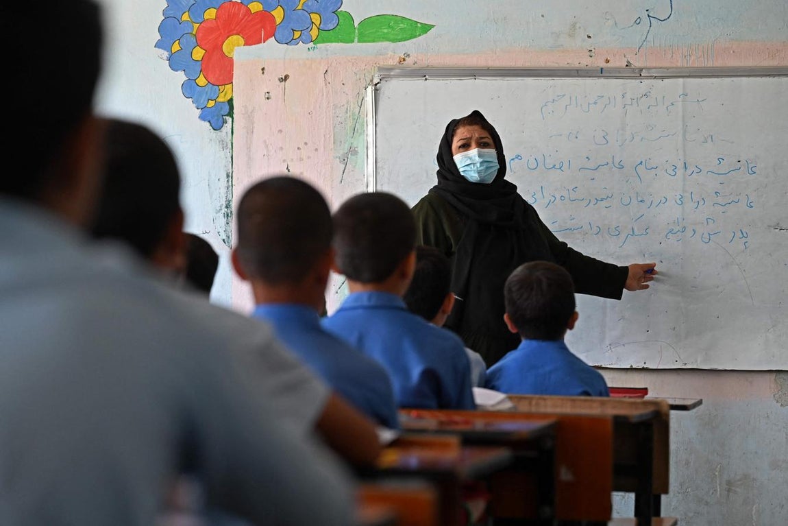 Una docente da clase en una escuela secundaria del gobierno en Kabul. 