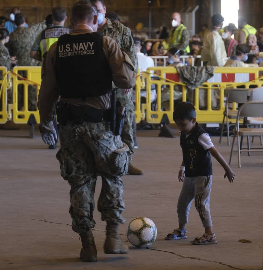 FOTOS: Así viven los refugiados afganos en la Base Naval de Rota