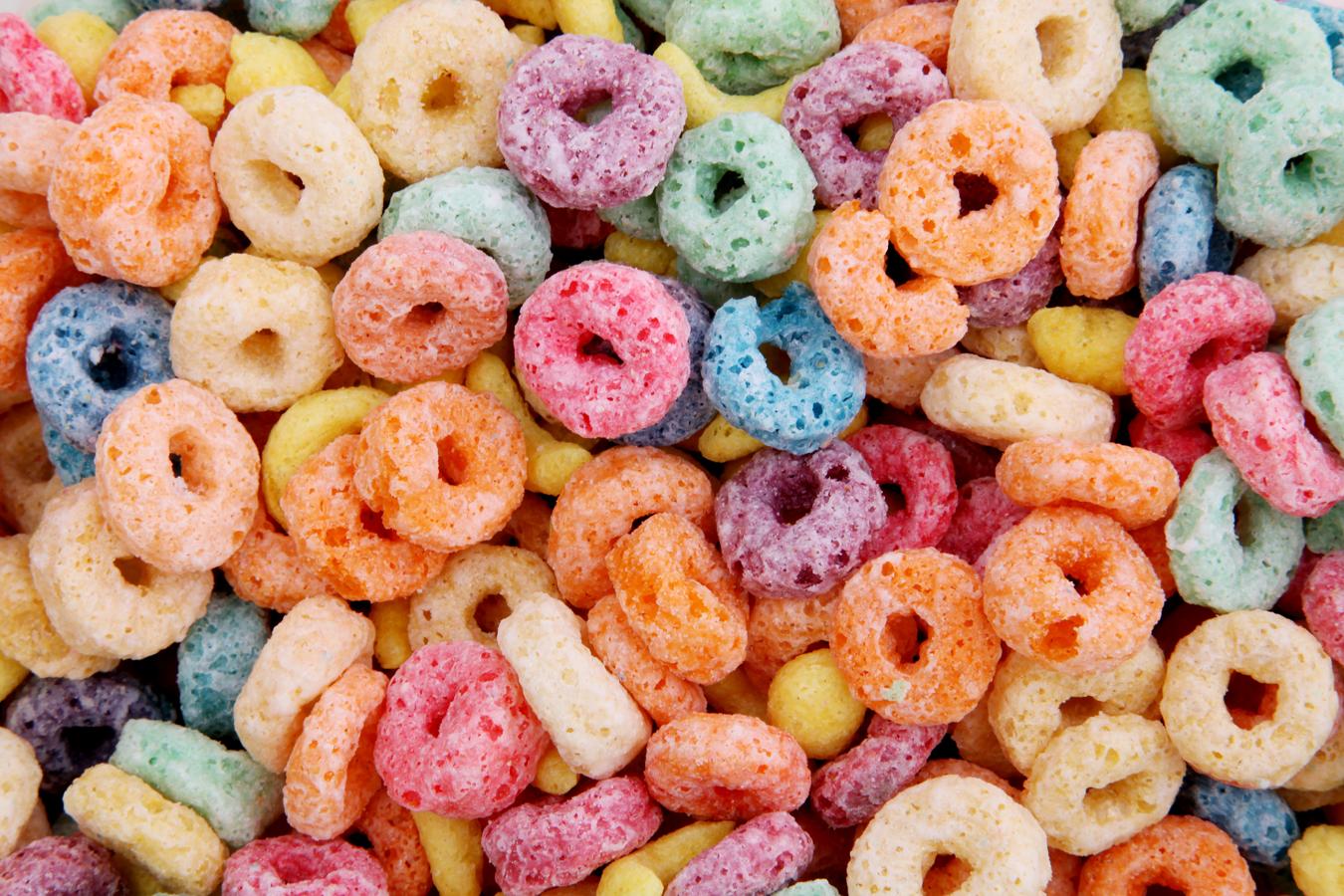 Cereales. Los cereales integrales pueden ser una buena opción para desayunar, con un poco de yogur o la merienda. Pero, lo que debemos evitar son las opciones azucaradas, que nos aportan calorías vacías y más azúcares de los recomendados.