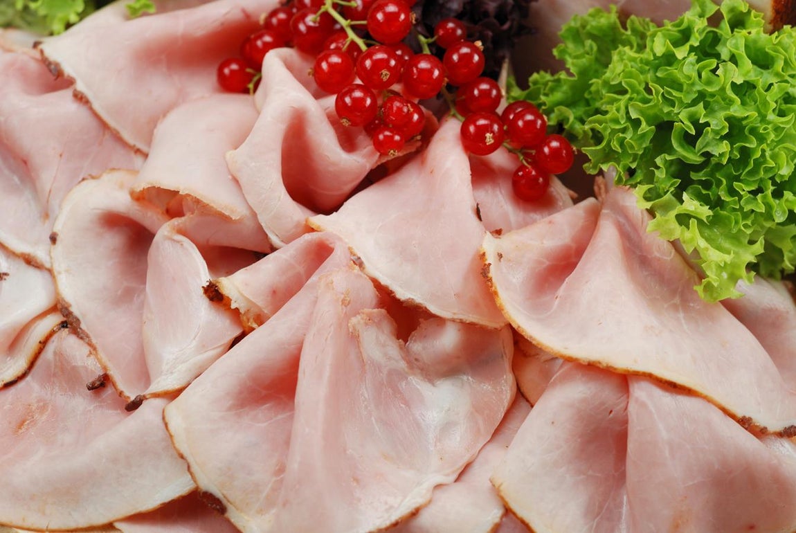 Jamón york. Aunque nos lo vendan como jamón, hay quien dice que «el jamón york no existe». Este fiambre está formado por diversas partes del cerdo y muchas veces es menos saludable de lo que nos hacen creer.