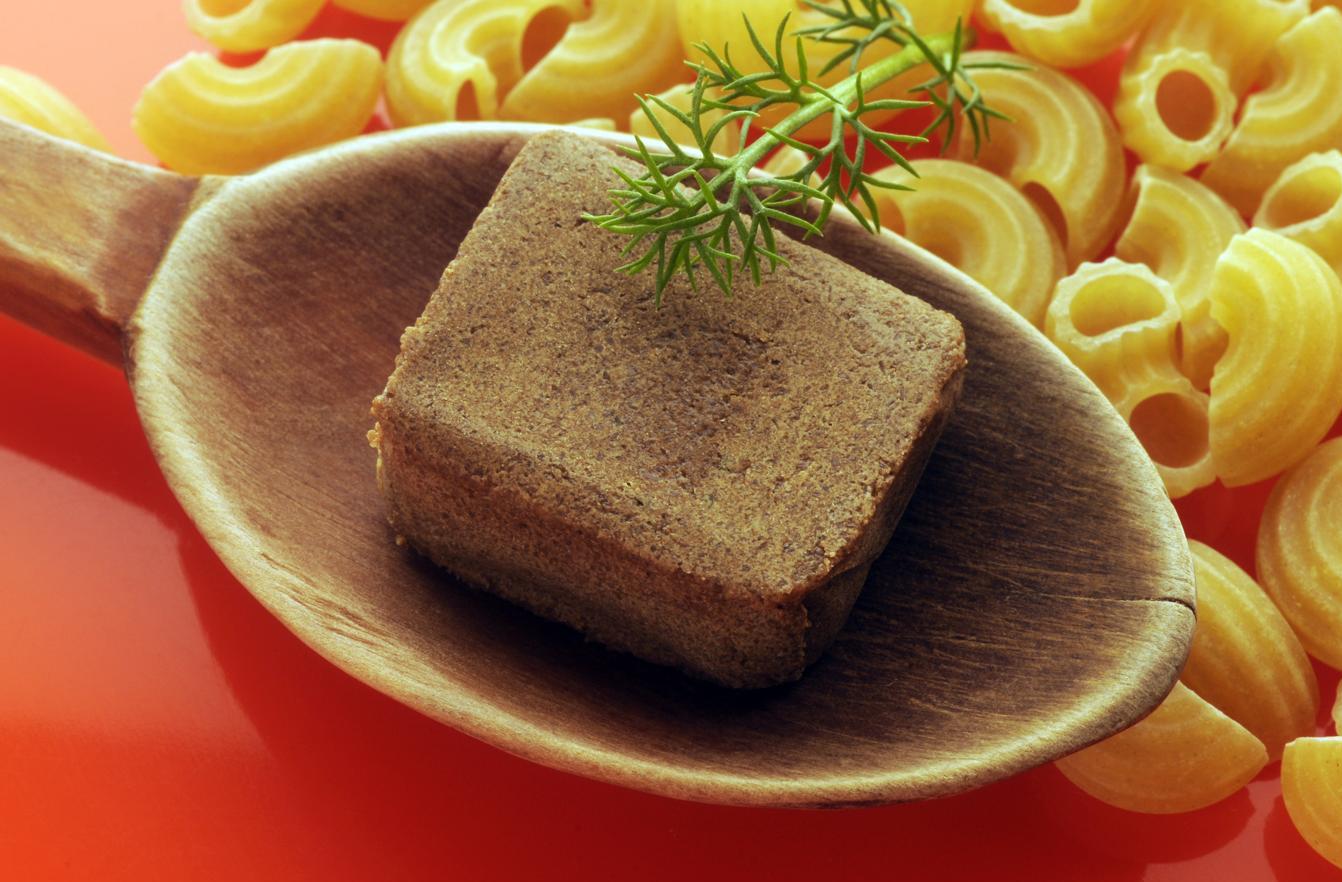 Pastilla de caldo. Las pastillas de caldo tienen un altísimo contenido en sal, así como potenciadores de sabor y grasas. Por ello, es mejor evitar su consumo y optar por hacer caldo de manera casera.