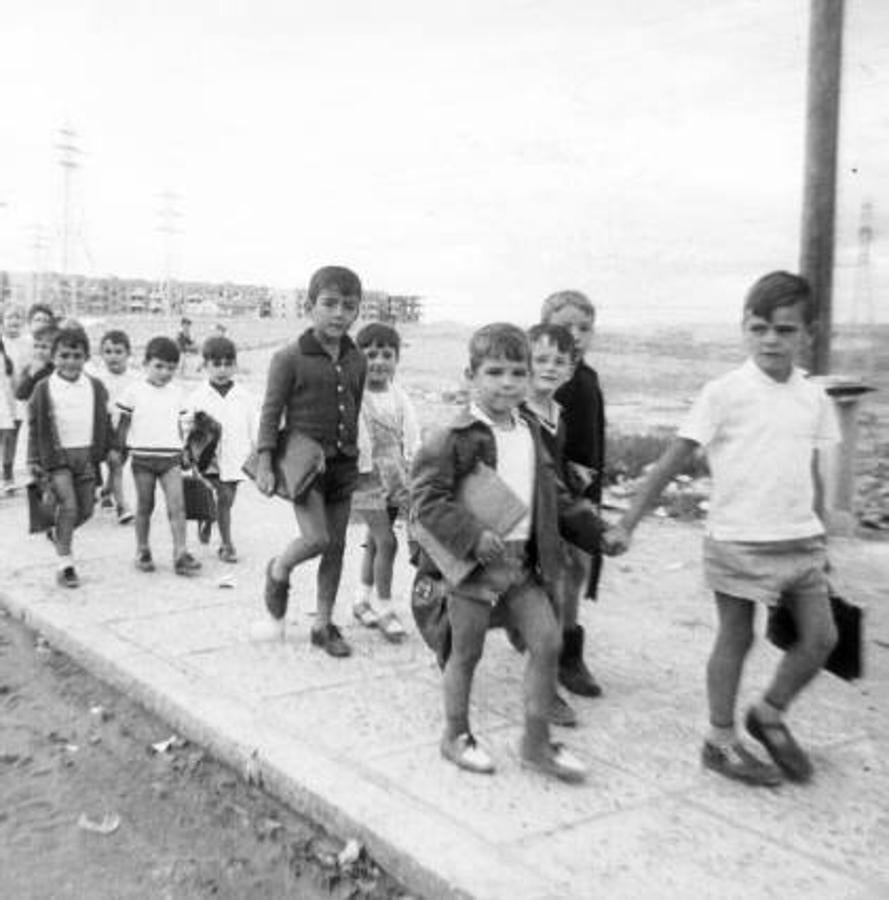 1963: Juntos al colegio el primer día de clase. 