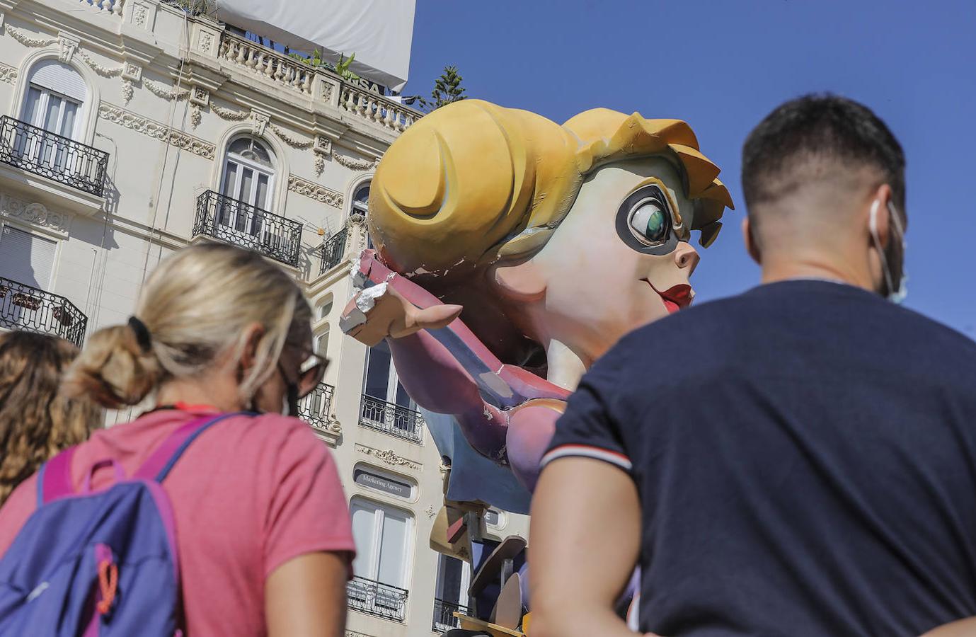 En esta imagen puede verse cómo ha quedado destrozada la mano de uno de los monumentos. 