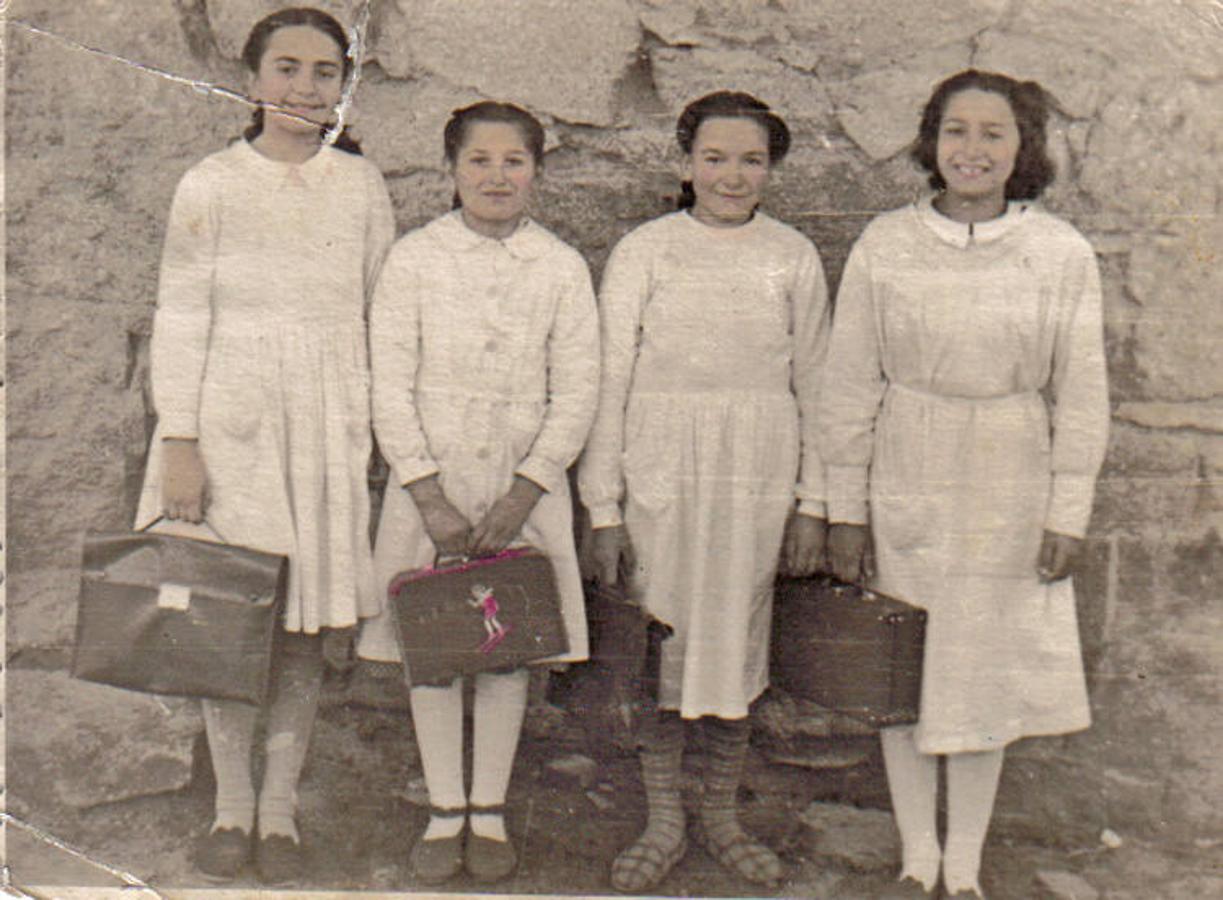 1950: Cuatro niñas con el uniforme escolar. 