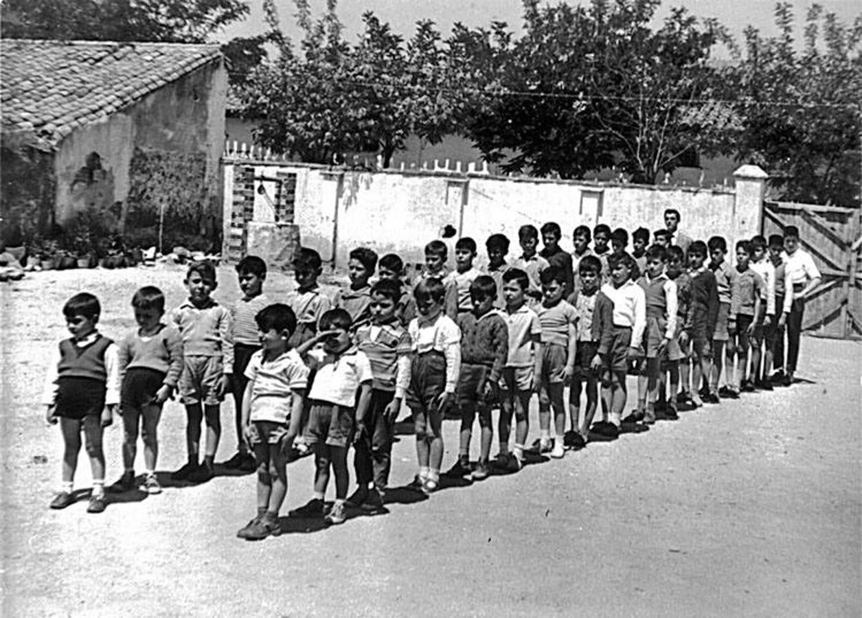 1962: Todos en fila para entrar a un colegio de Torrejón de Ardoz. 