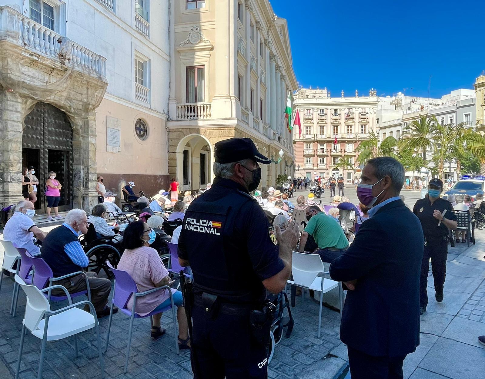 En imágenes: Exhibición policial para mayores de la Residencia Fundación Geron en la Plaza de San Juan de Dios