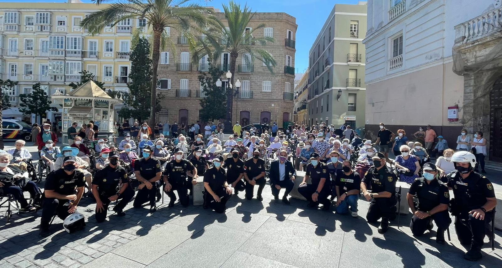 En imágenes: Exhibición policial para mayores de la Residencia Fundación Geron en la Plaza de San Juan de Dios