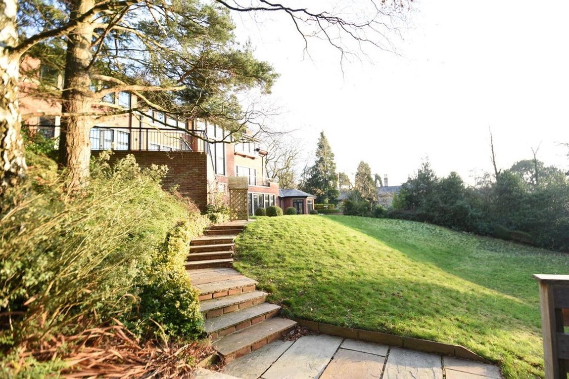 La mansión que Cristiano tenía en Mánchester. La casa se encuentra en el barrio de Alderley Edge (Cheshire), situado a 38 kilómetros de Manchester, una zona residencial frecuentada por gente adinerada y familias en donde la mayoría de las propiedades poseen amplios jardines que les confieren mucha intimidad.