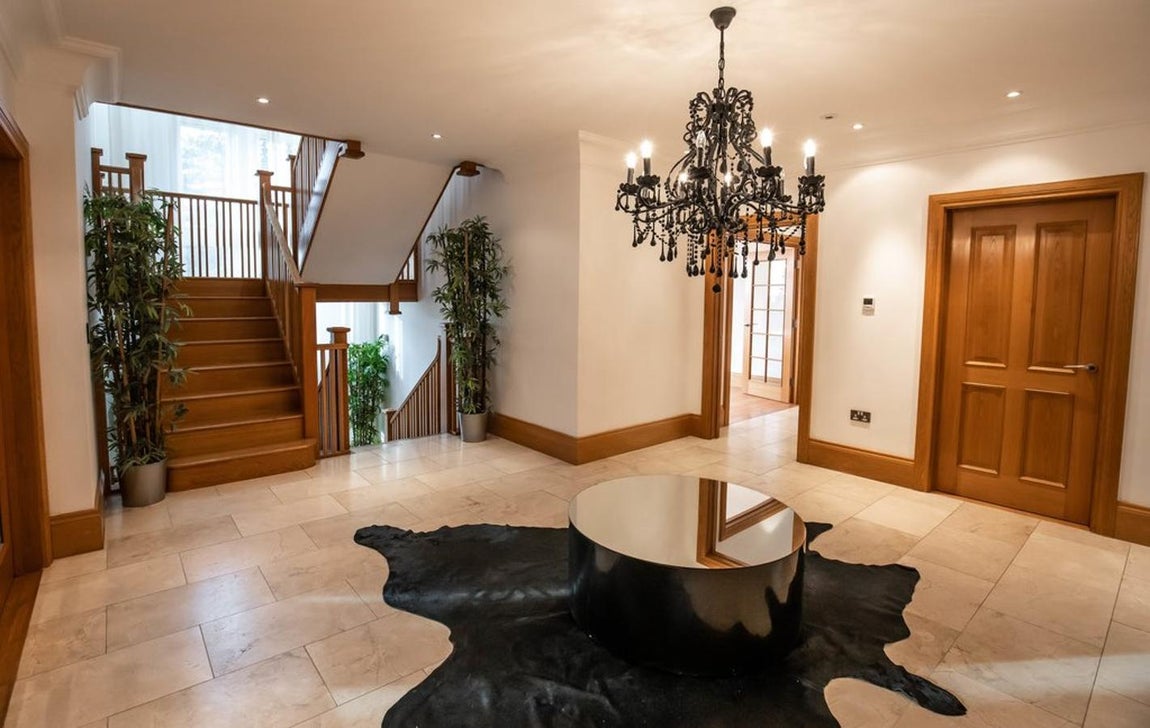 La mansión que Cristiano tenía en Mánchester. La residencia del portugués está compuesta por tres plantas y un garaje y en ella el futbolista en su día celebró alguna que otra fiesta e incluso tuvo un accidente con su Ferrari. Desde luego, anécdotas no faltan.