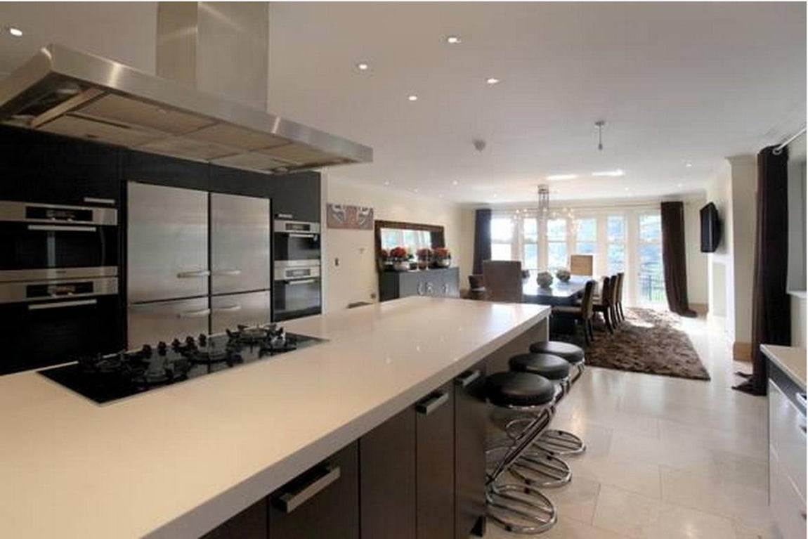 La mansión que Cristiano tenía en Mánchester. La cocina comunica con el comedor y está equipada con mobiliario de última generación en el que no falta una isla central.