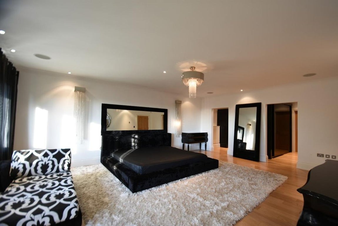 La mansión que Cristiano tenía en Mánchester. La suite principal tenía vestidor, baño ccon jacuzzi y una sala de estar.