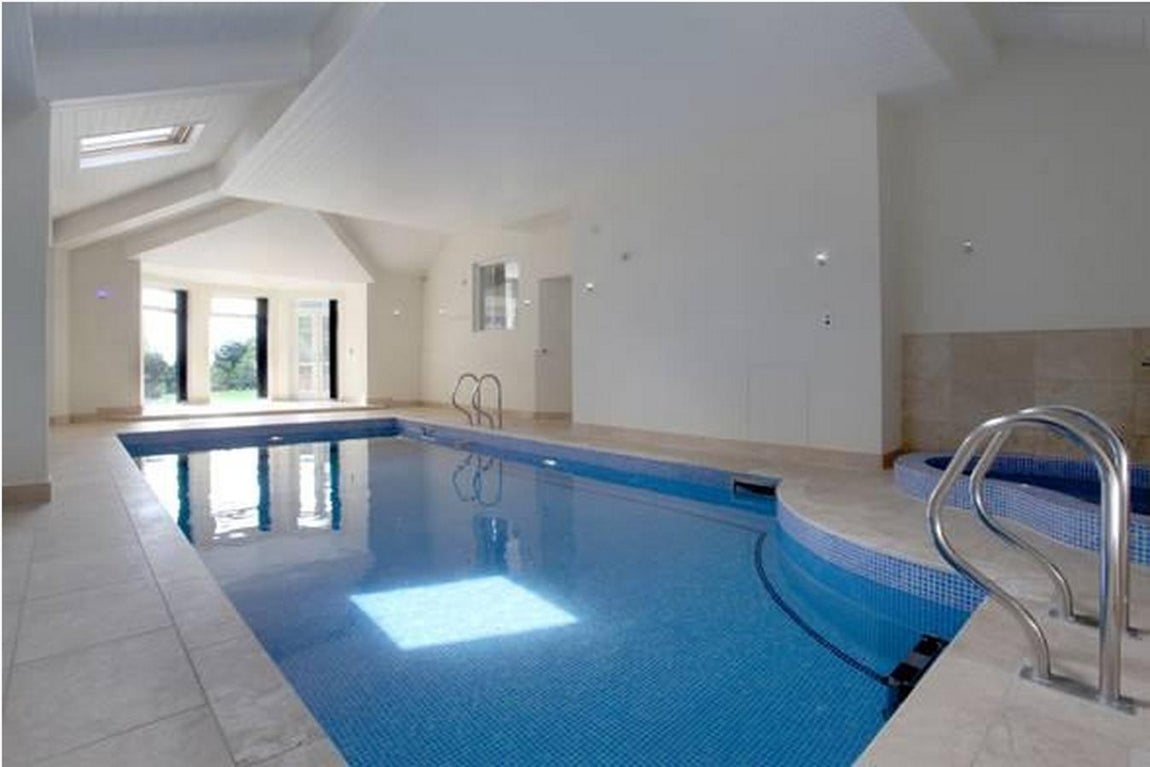 La mansión que Cristiano tenía en Mánchester. No faltaba tampoco una piscina que forma parte del centro de bienestar en el que también había un gimnasio, Spa y sauna-