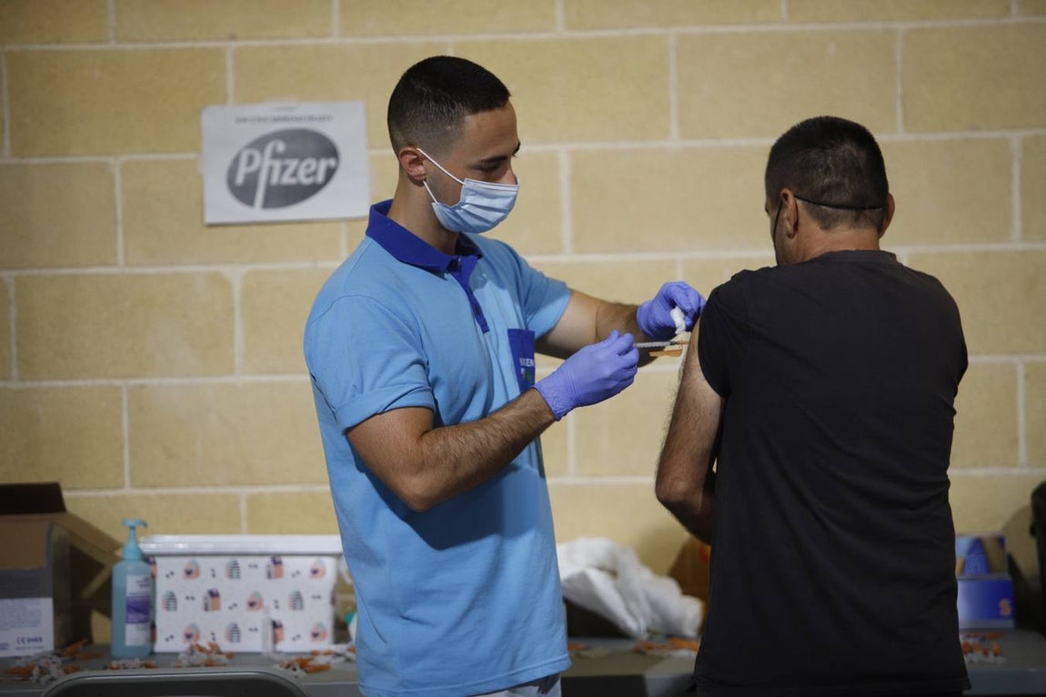 Vacunación exprés Covid en Córdoba para los rezagados, en imágenes