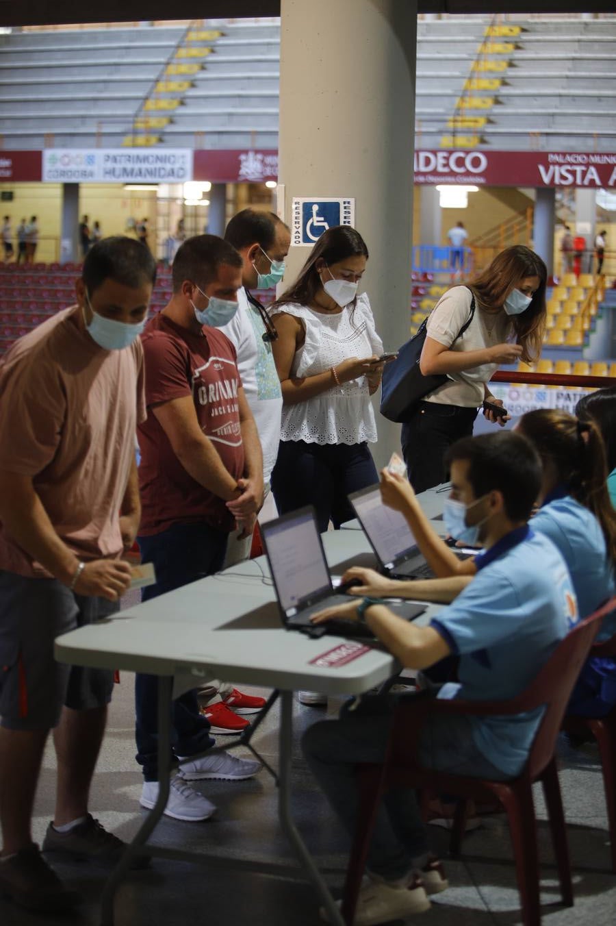 Vacunación exprés Covid en Córdoba para los rezagados, en imágenes