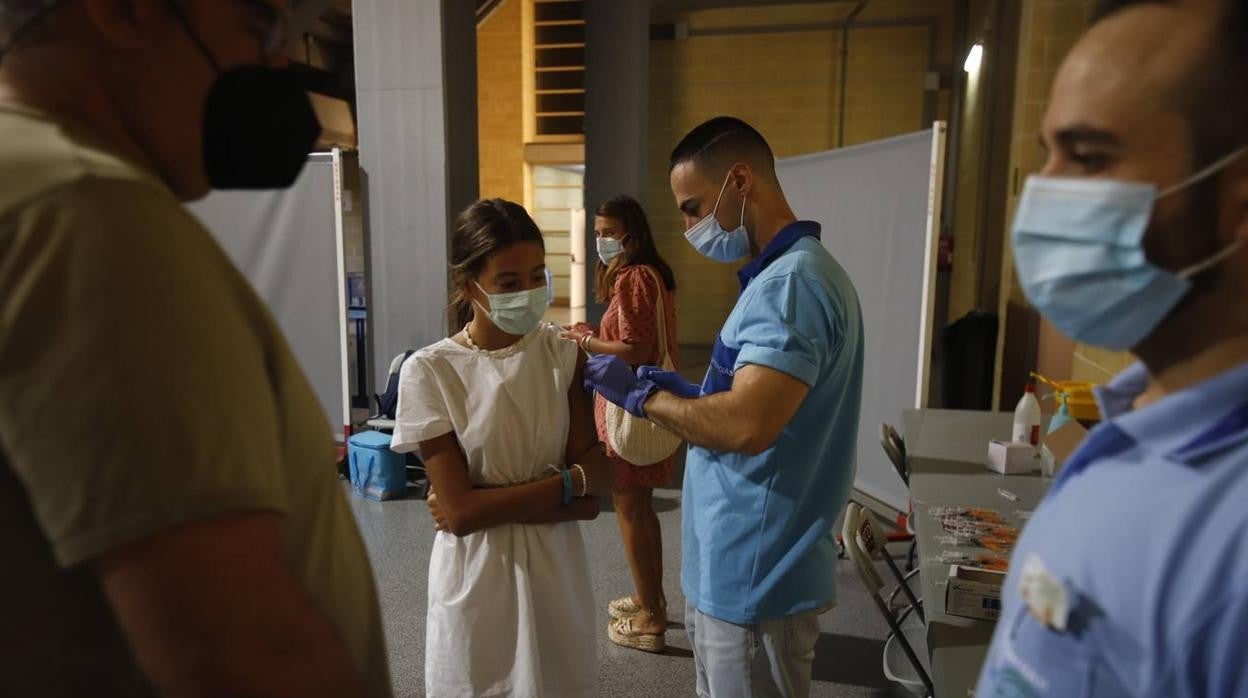 Vacunación exprés Covid en Córdoba para los rezagados, en imágenes