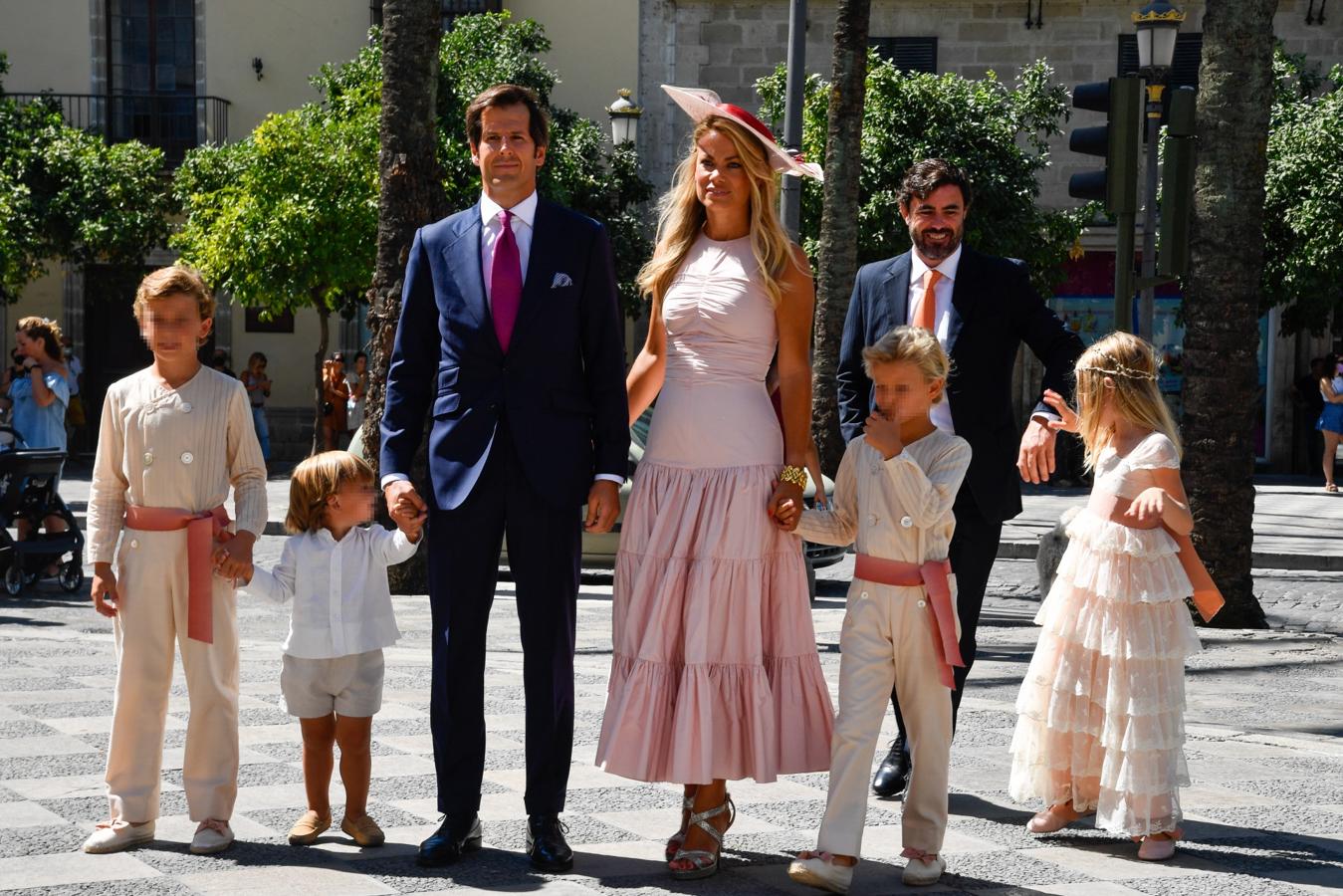 Carla Goyanes y Jorge Benguría junto a sus hijos. 