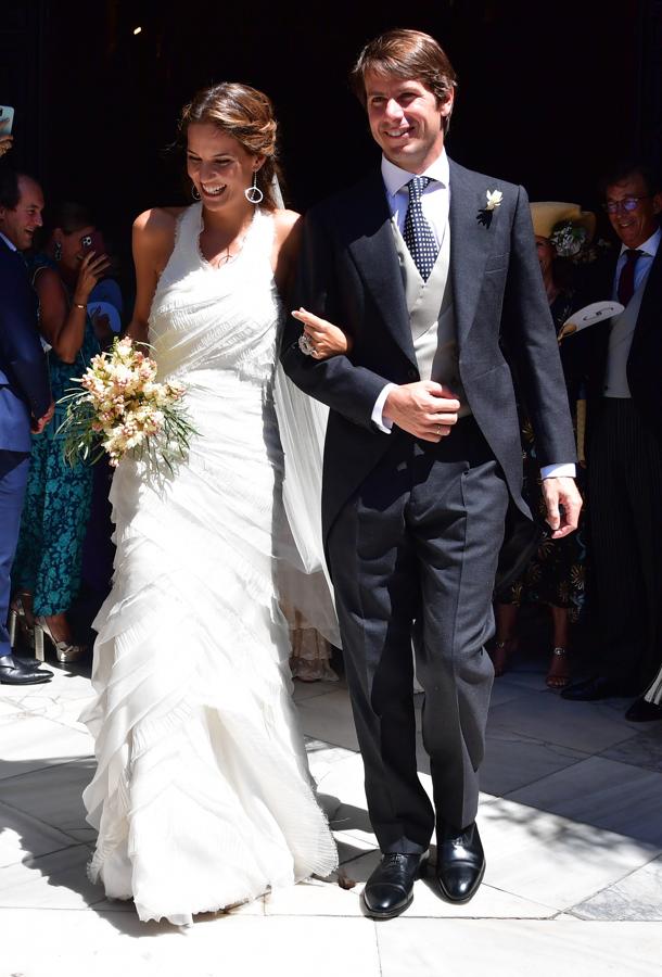 Una boda muy colorida. Jerez de la Frontera ha acogido este fin de semana una de las bodas más esperadas entre las socialités españolas, la de Carlos Cortina y Carla Vega-Penichet. Ella, hija de uno de los directivos de Acciona y él, vástago del desaparecido empresario Alfonso Cortina, que en su día fue un prestigioso bodeguero y presidente de Repsol. El matrimonio congregó a multitud de empresarios y miembros de la alta sociedad del país que aprovecharon las buenas temperaturas del primer fin de semana de septiembre para dar a sus estilismos un toque muy colorido. A continuación se repasan las invitadas más elegantes entre las que no faltaron rostros conocidos como Amaia Salamanca o Marta Ortega.