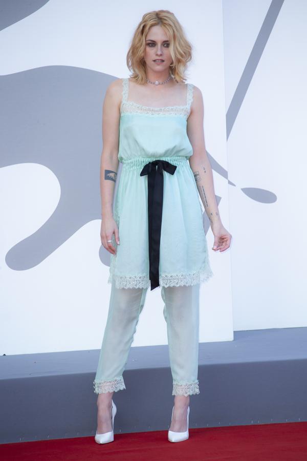 Kristen Stewart, en el Festival de cine de Venecia 2021. La actriz apostó por un conjunto de dos piezas en color azul con lazo negro a contraste, firmado por Chanel.