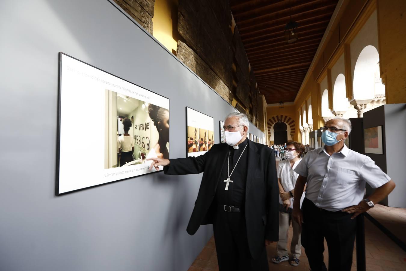 La muestra sobre la trata en El Patio de los Naranjos de Córdoba, en imágenes