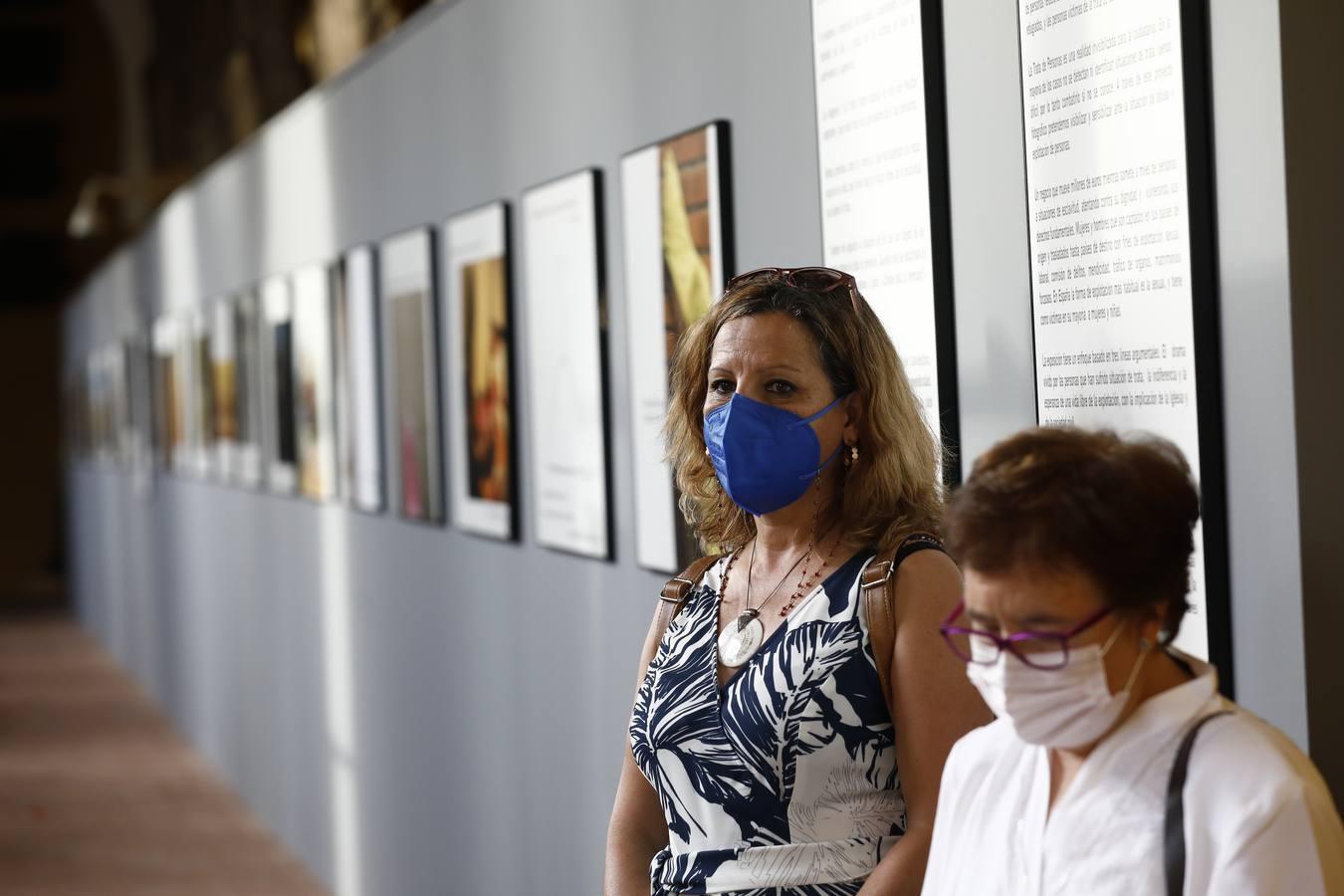 La muestra sobre la trata en El Patio de los Naranjos de Córdoba, en imágenes