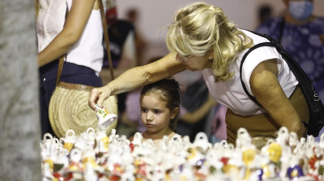 En imágenes, el gran ambiente de la víspera de la Velá pese a la pandemia