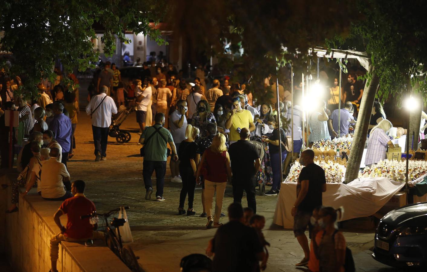 En imágenes, el gran ambiente de la víspera de la Velá pese a la pandemia