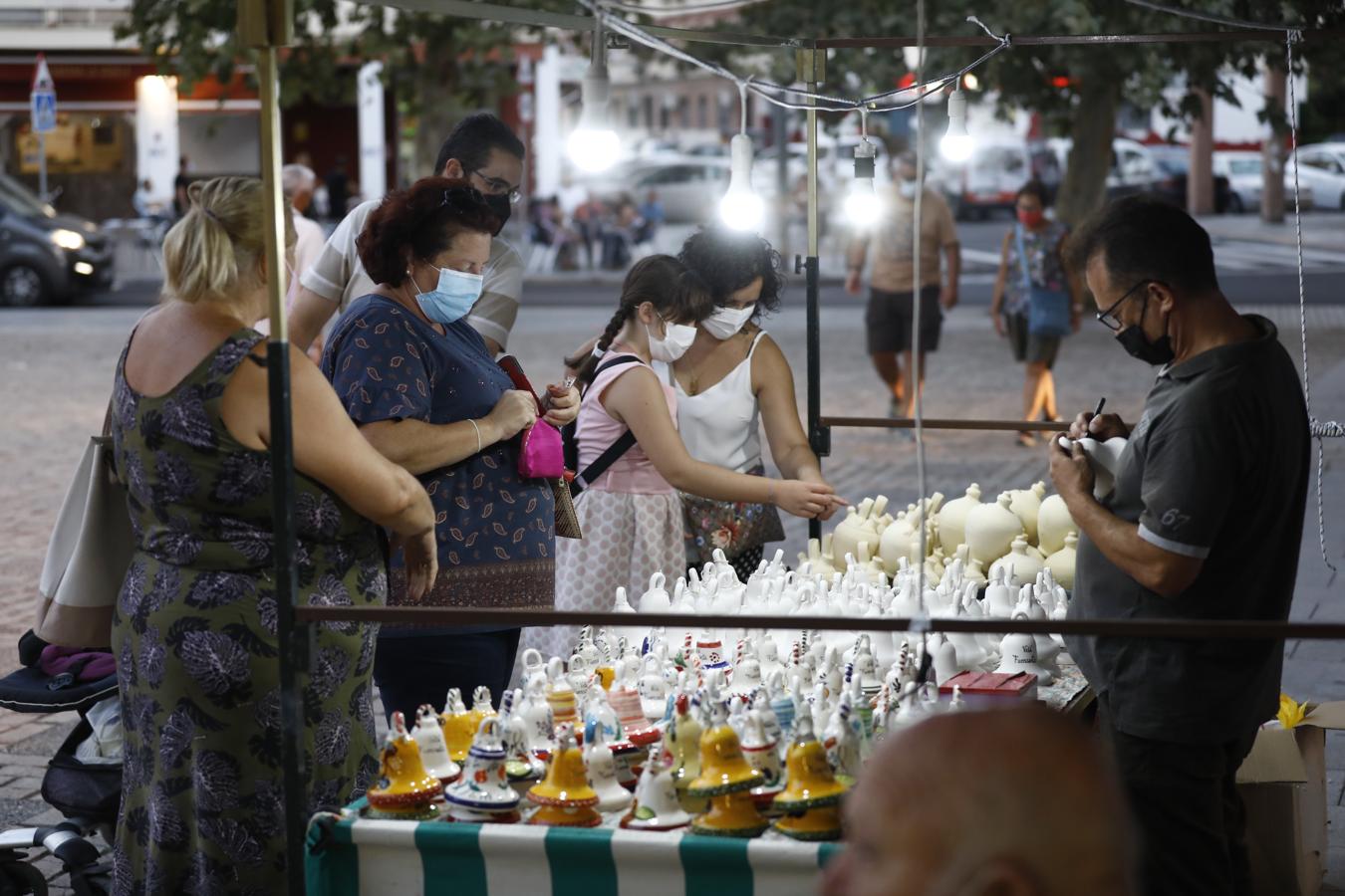 En imágenes, el gran ambiente de la víspera de la Velá pese a la pandemia