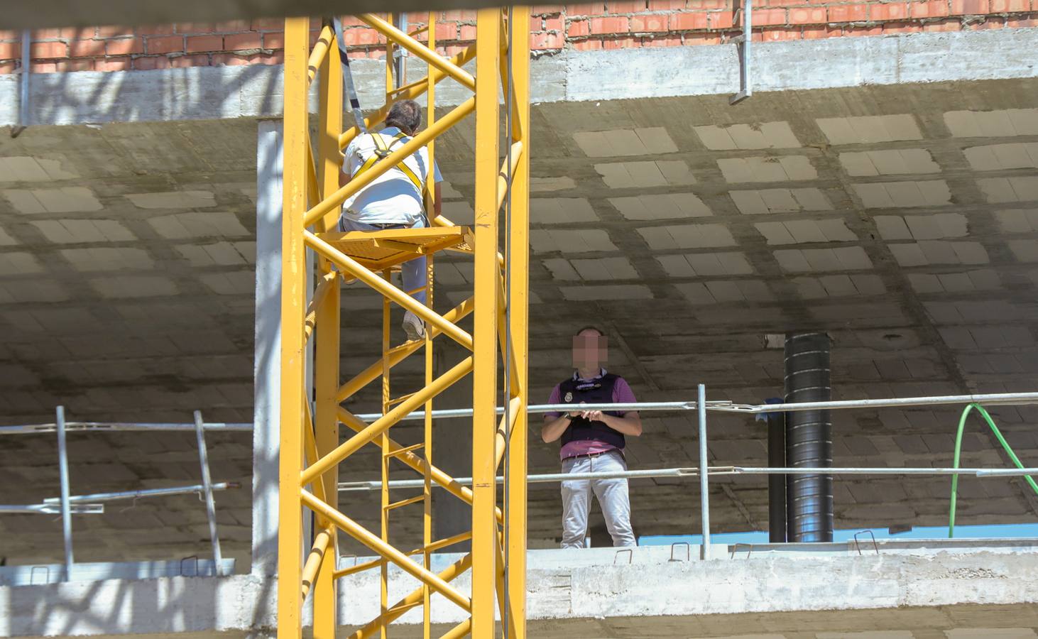 Un hombre se atrinchera en una grúa de construcción