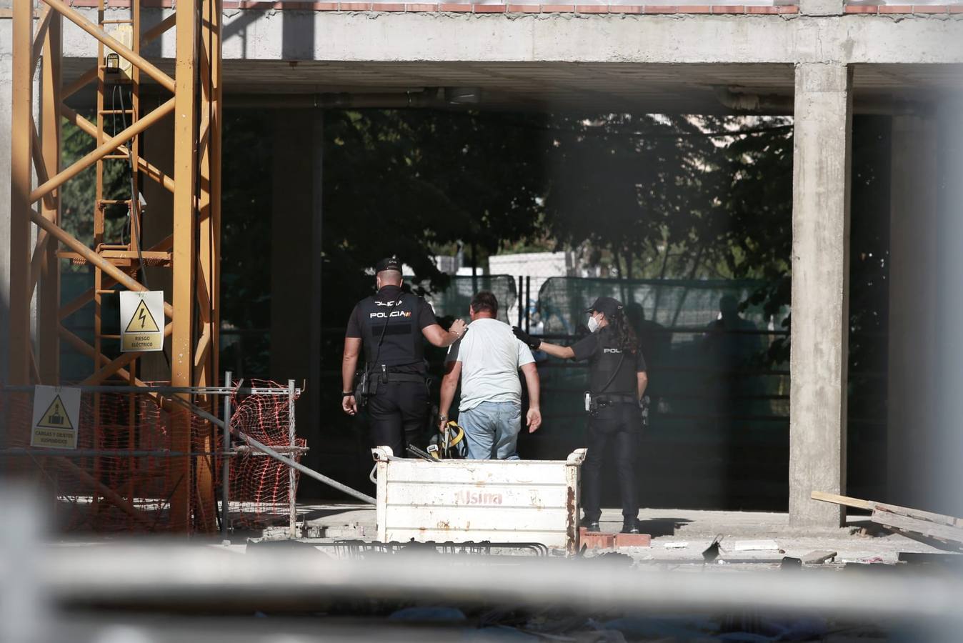 Un hombre se atrinchera en una grúa de construcción