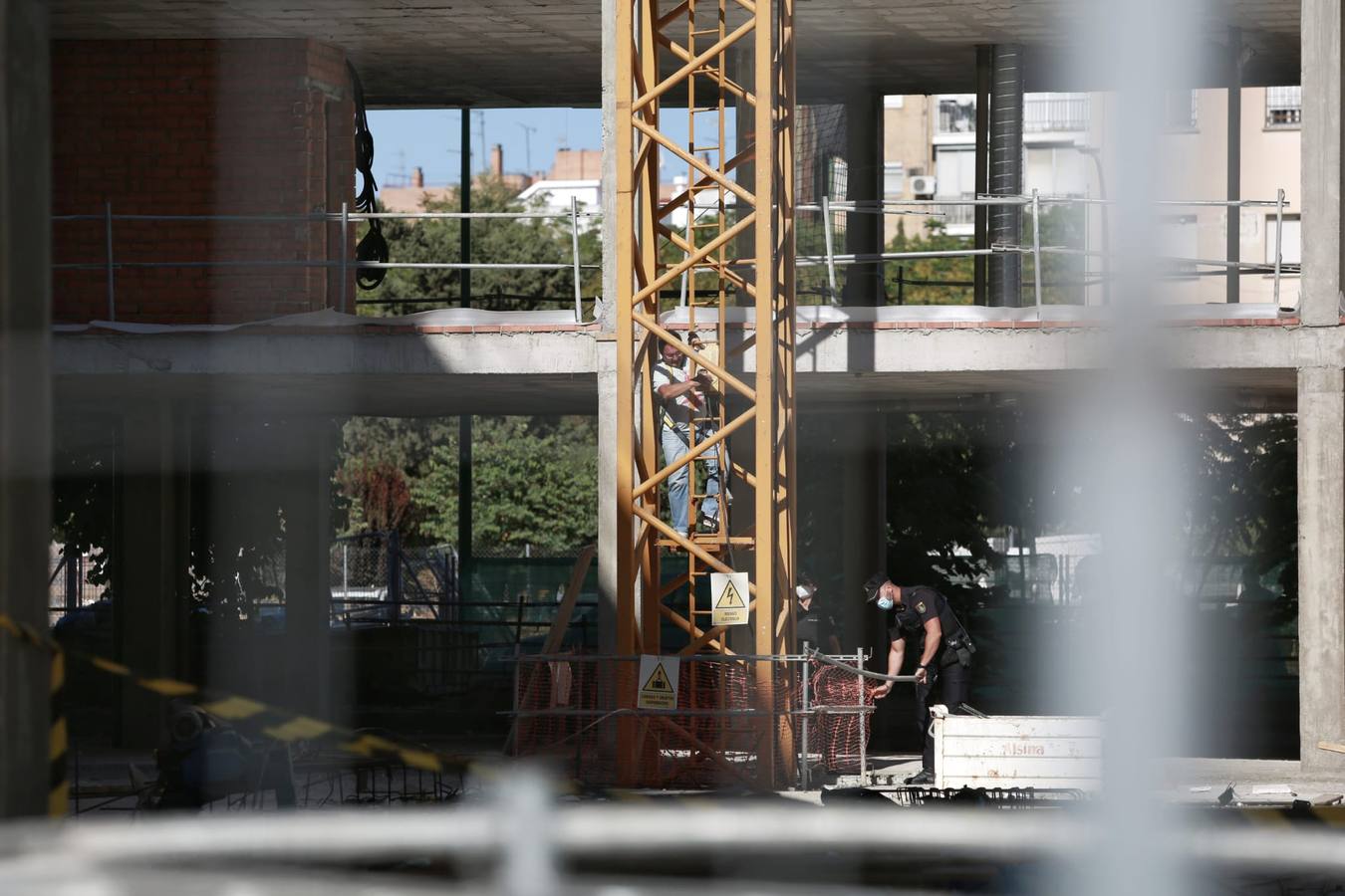 Un hombre se atrinchera en una grúa de construcción