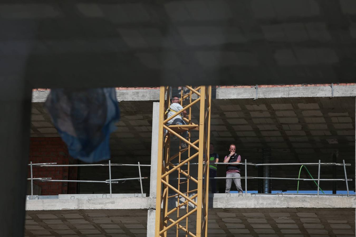 Un hombre se atrinchera en una grúa de construcción