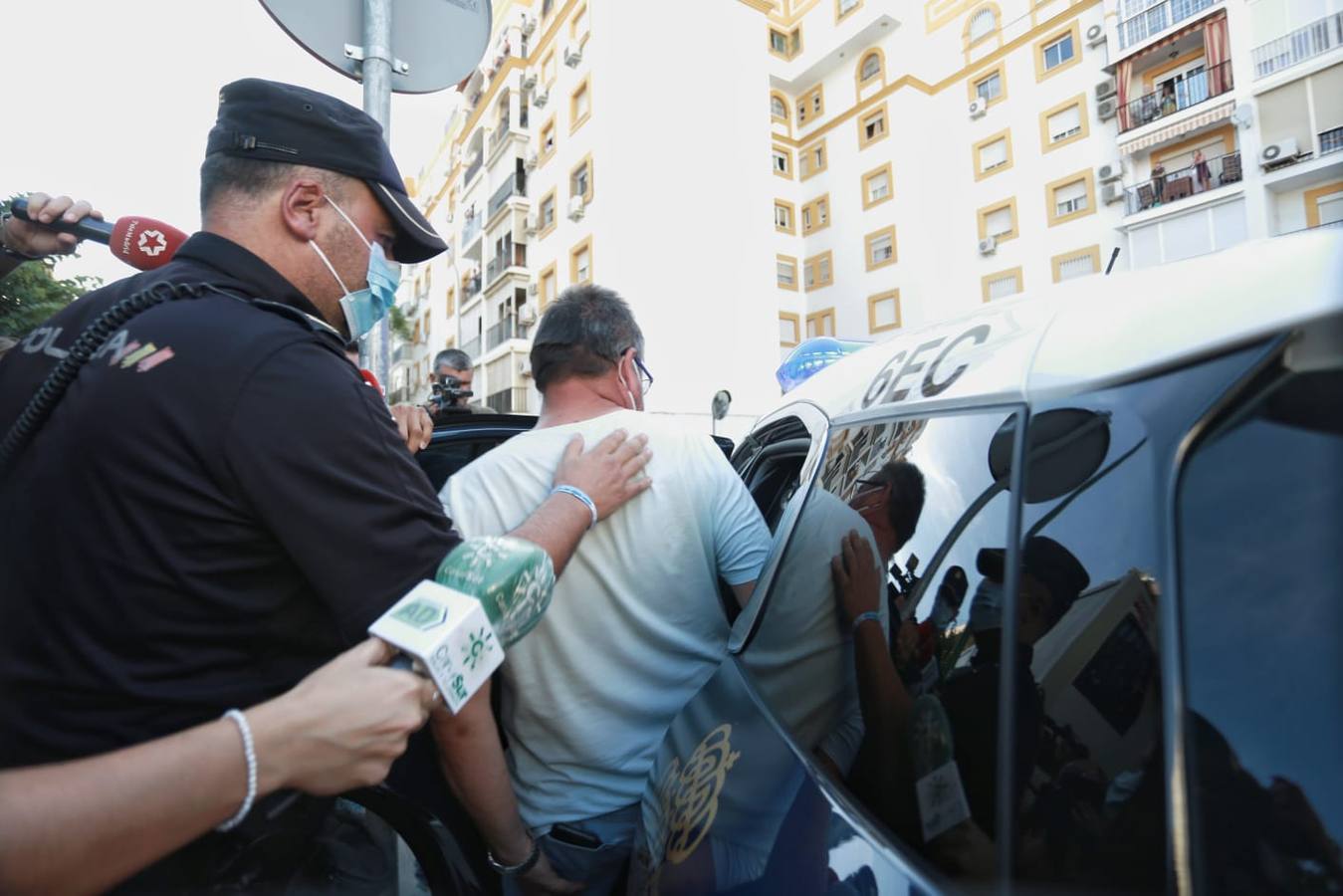 Un hombre se atrinchera en una grúa de construcción