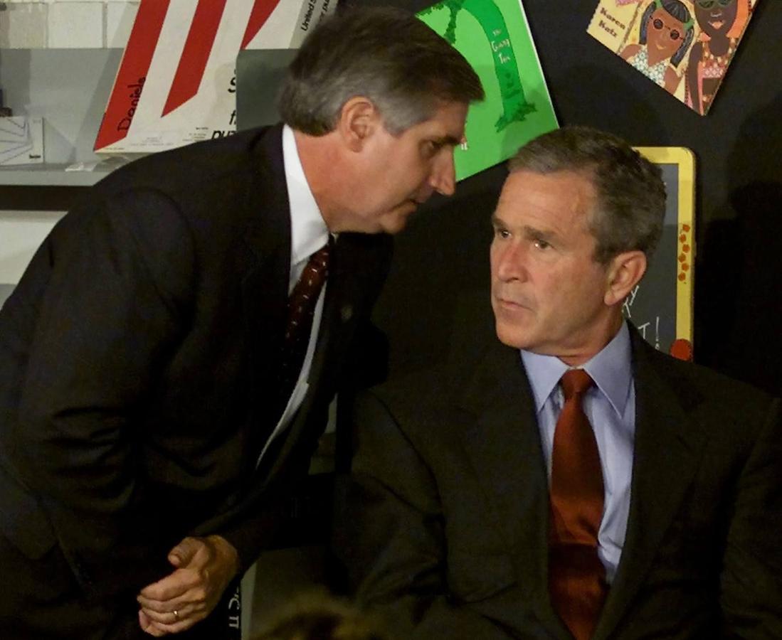 9:07: El presidente George W. Bush se enteró del atentado mientras participaba en un acto con niños en la escuela primaria Emma E. Booker, en Sarasota, Florida, a 2.00 kilómetros en línea recta de las Torres Gemelas. En la imagen, el jefe de gabinete de la Casa Blanca, Andrew Card (izq.), avisa al presidente de que un segundo avión se ha estrellado contra el World Trade Center. Ya nadie piensa que es un accidente.. 