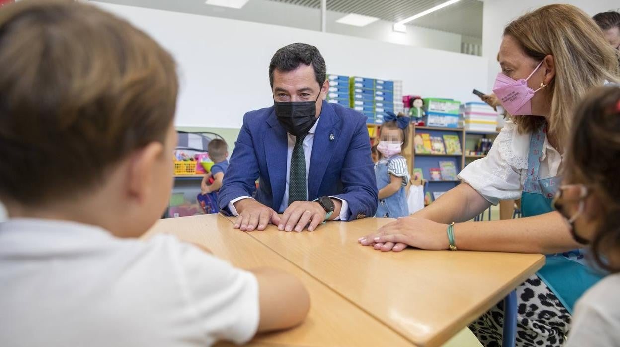 Fotogalería: Juanma Moreno en el inicio del curso escolar en Utrera