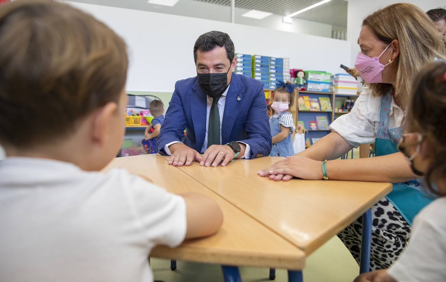 Fotogalería: Juanma Moreno en el inicio del curso escolar en Utrera