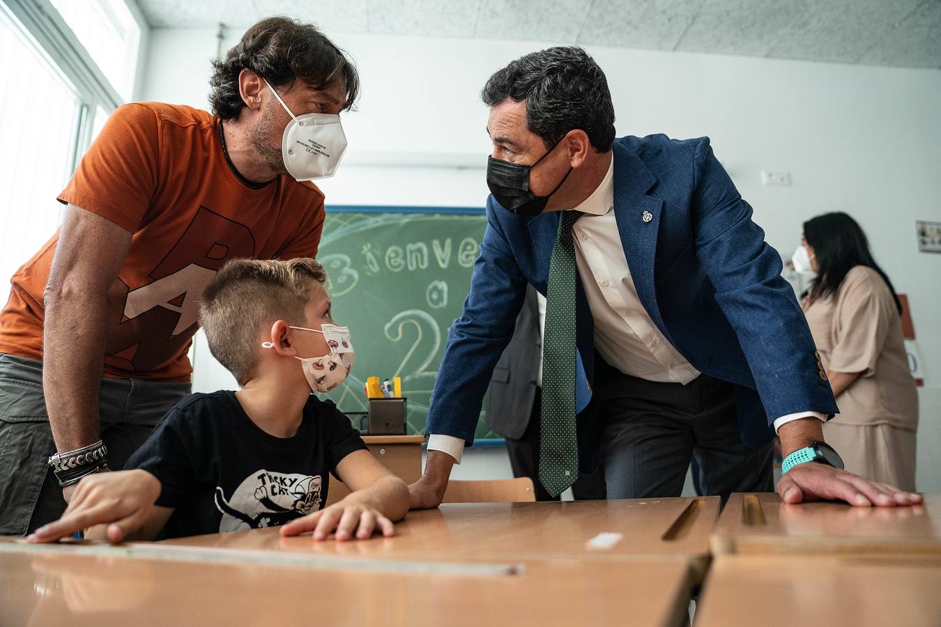 Fotogalería: Juanma Moreno en el inicio del curso escolar en Utrera