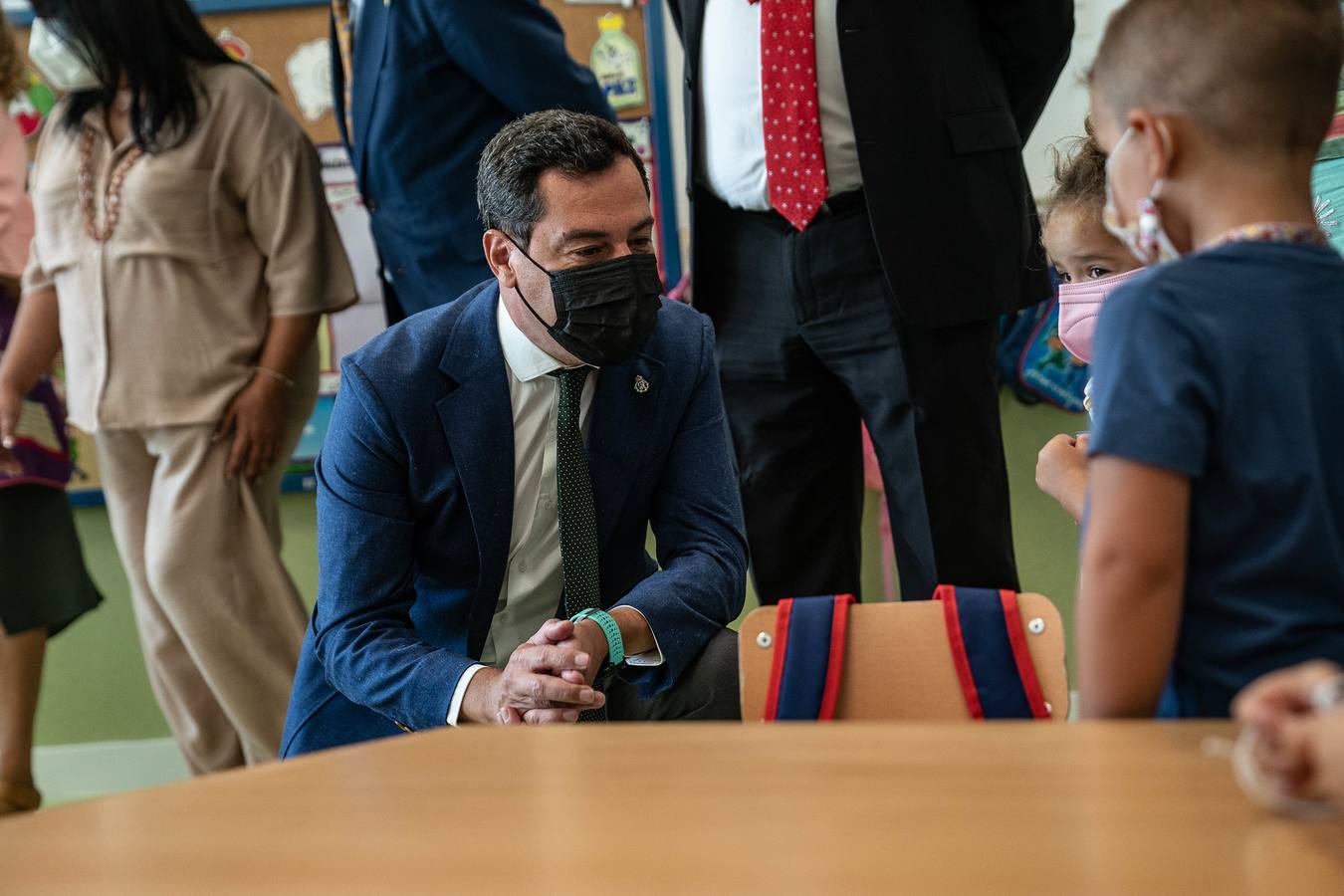 Fotogalería: Juanma Moreno en el inicio del curso escolar en Utrera