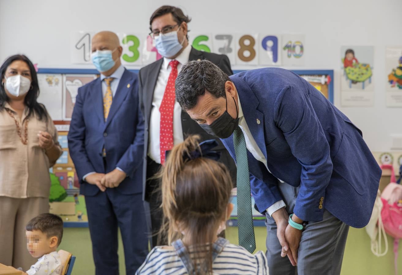 Fotogalería: Juanma Moreno en el inicio del curso escolar en Utrera