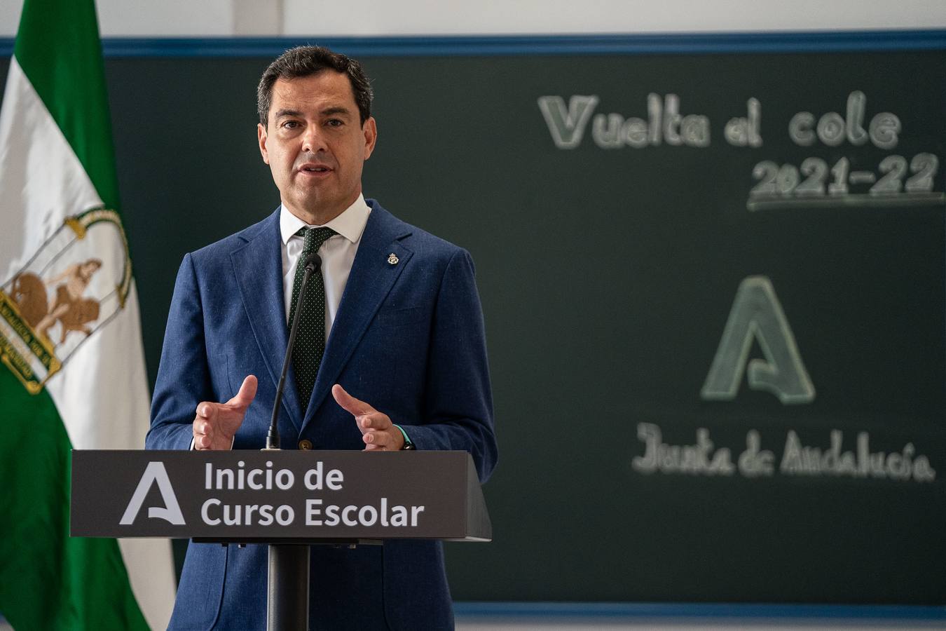 Fotogalería: Juanma Moreno en el inicio del curso escolar en Utrera