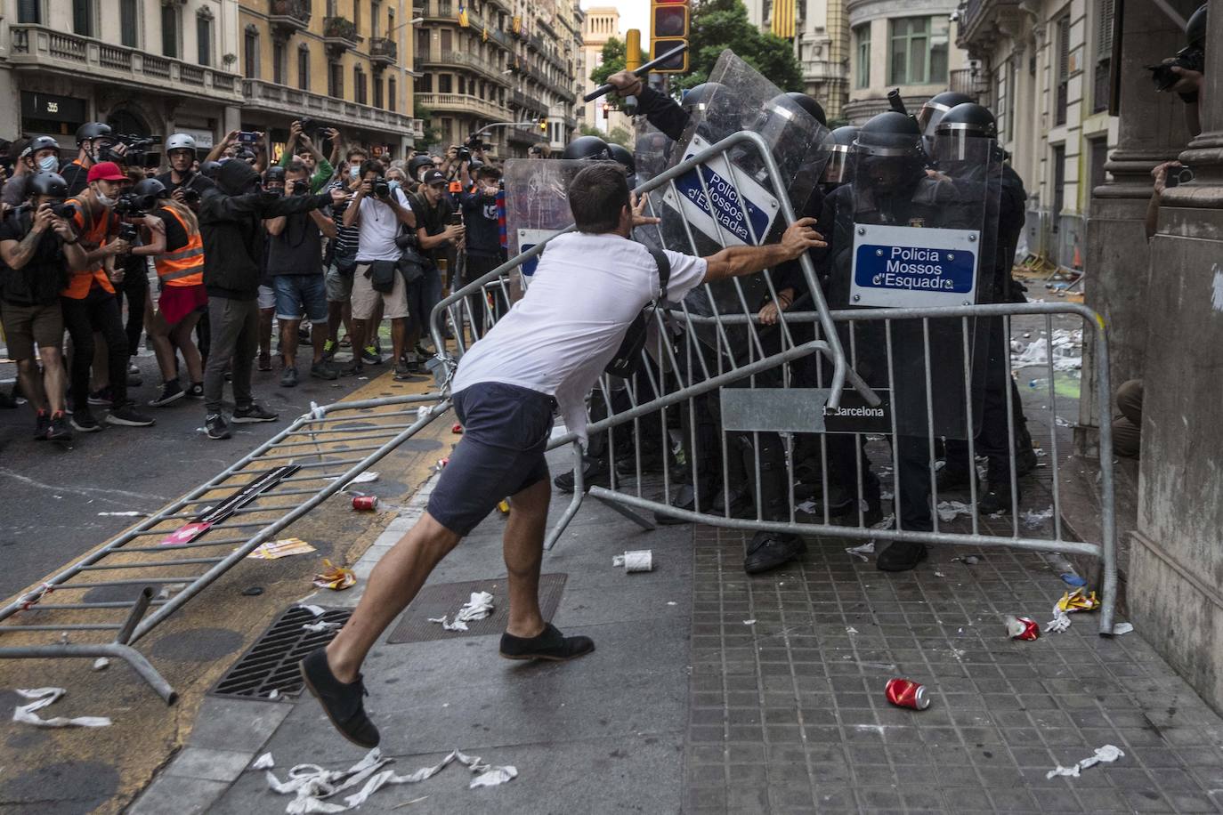 En imágenes: una Diada más, de la ofrenda floral a los disturbios