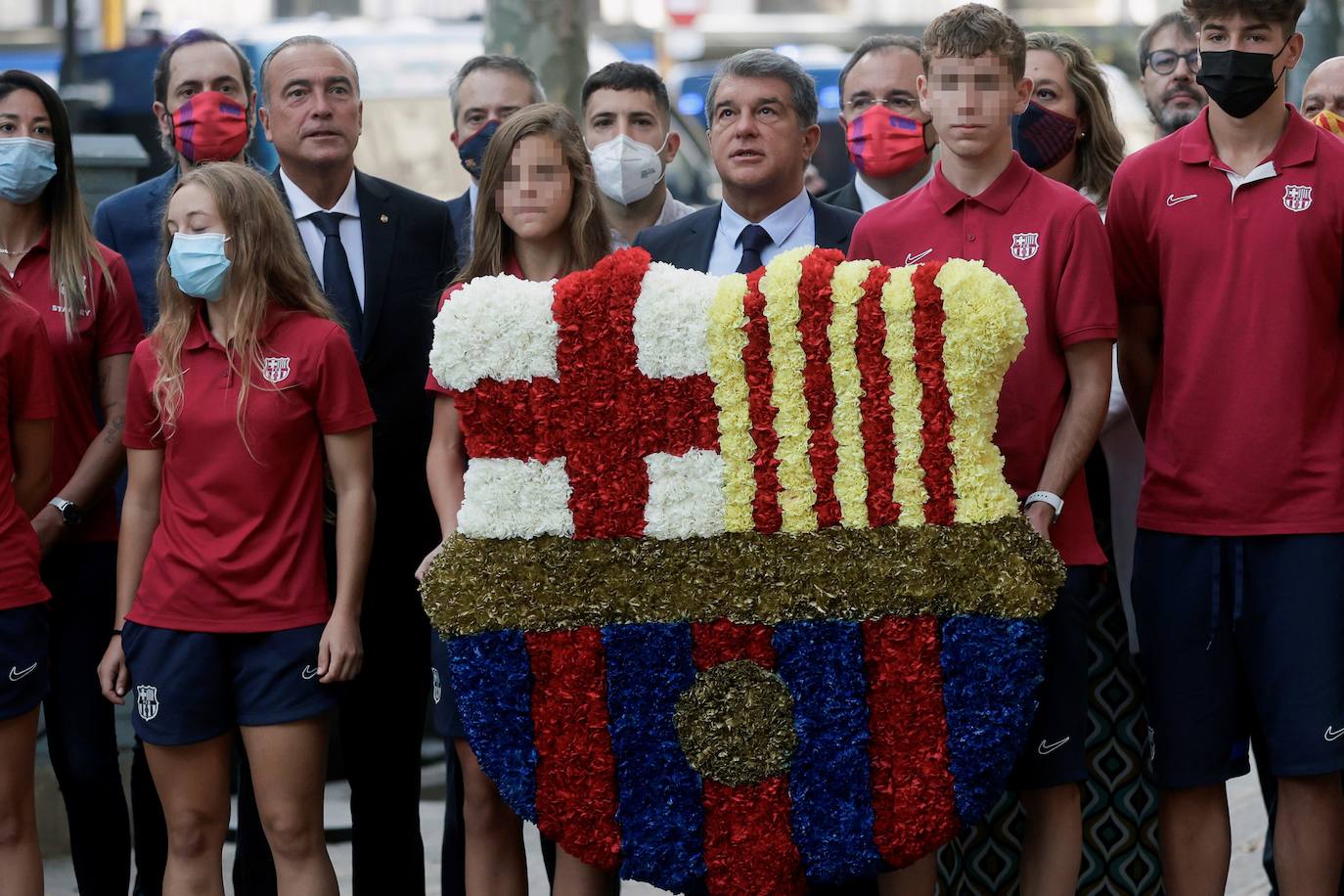 El presidente del FC Barcelona, Joan Laporta, acompañado del jugador del primer equipo Jordi Alba y el vicepresidente Rafael Yuste durante la ofrenda floral. 