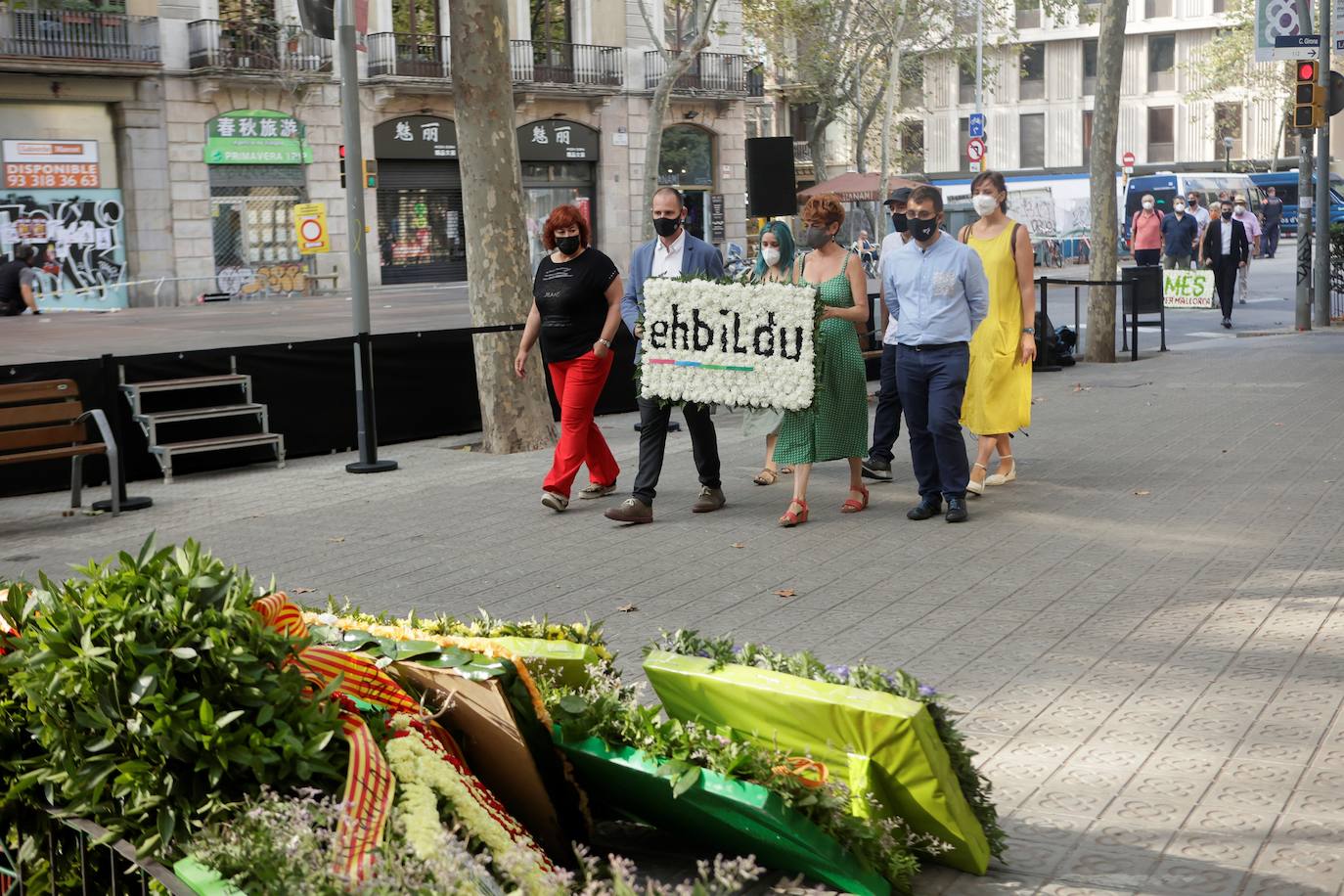 Representantes de Bildu durante la ofrenda floral. 